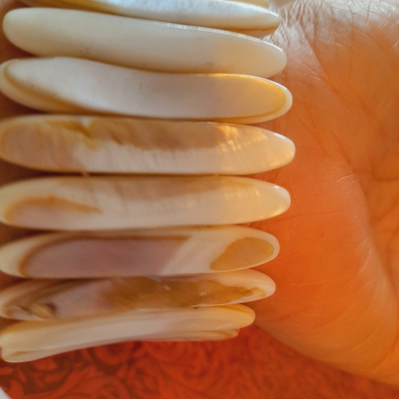 White Mother Of Pearl  Color Shell  Strestchy Bracelet - Picture 3 of 11